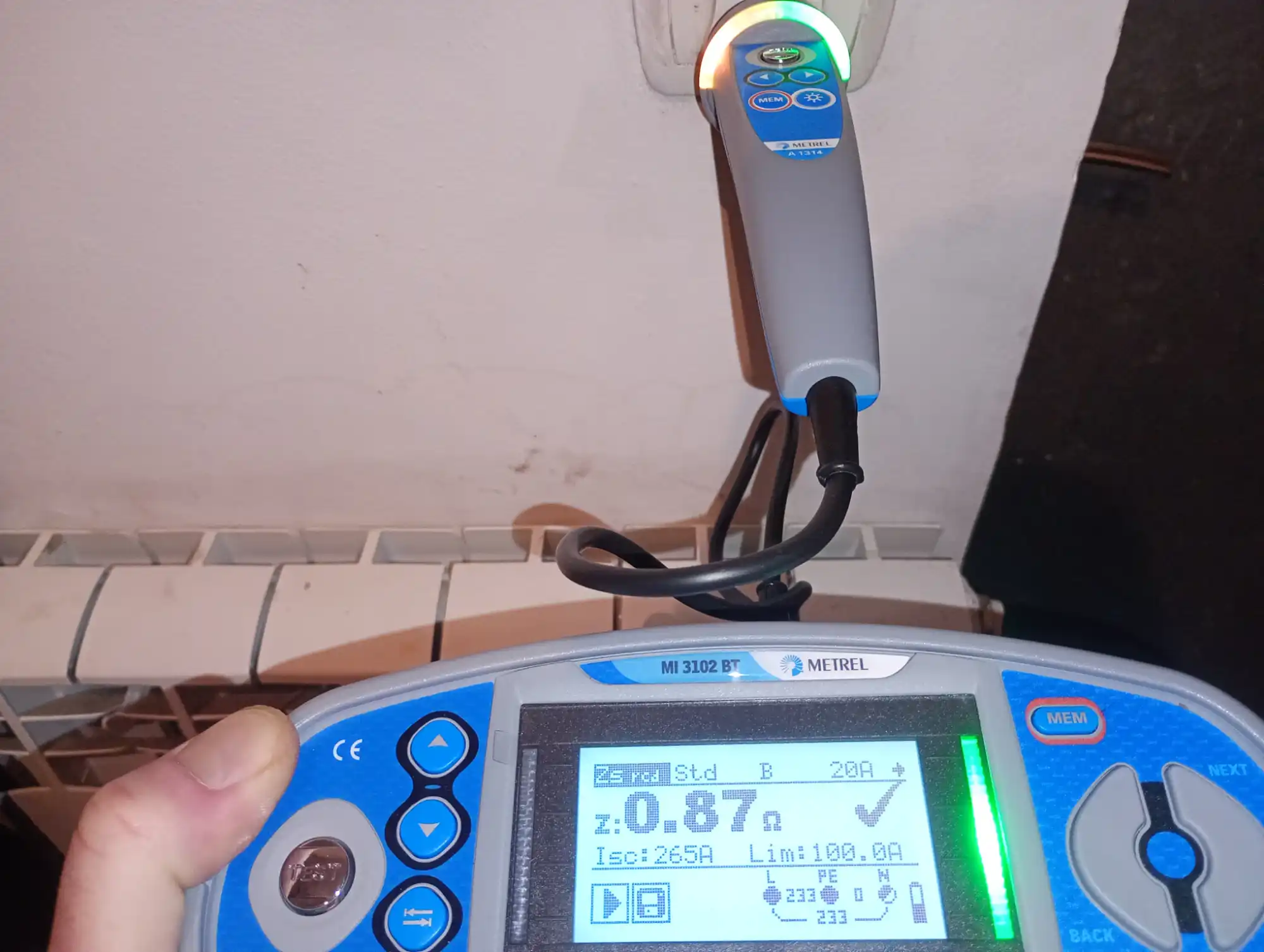 Elektryk podczas pracy przy rozdzielni